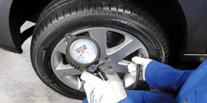 Le manomètre prend la pression de vos pneus pour l'hiver