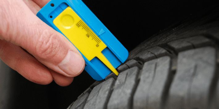 Témoin d'usure de pneu : techniques pour mesurer l'usure sur la sculpture du pneu