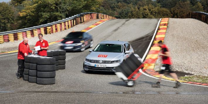 Le magazine ACE Lenkrad a comparé des pneus été de 18 pouces dans le centre d'essai Pirelli en Italie