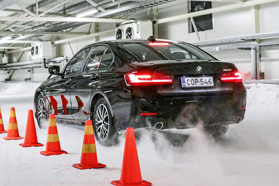 Test de freinage sur la neige avec une BMW Série 3 par Auto Bild