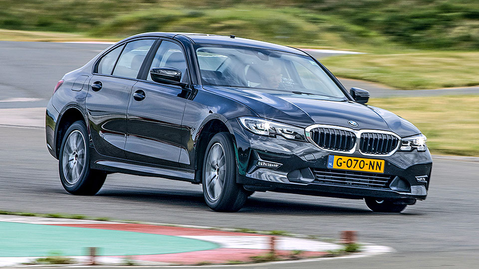 BMW Série 3 en virage sur sol sec durant le test de pneus toutes saisons d’Auto Bild